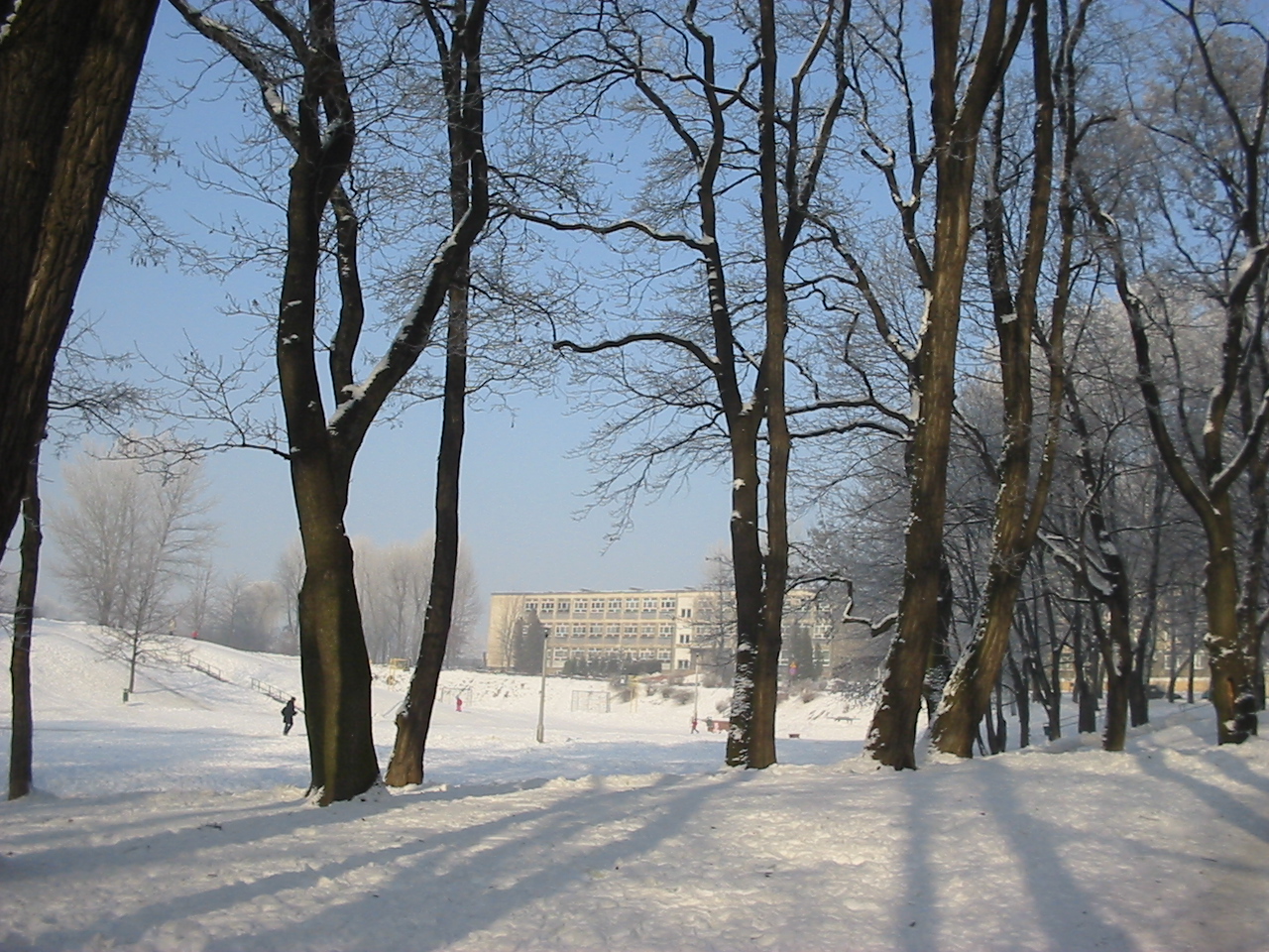 Zimowy widok szkoły z Zielonego Jaru